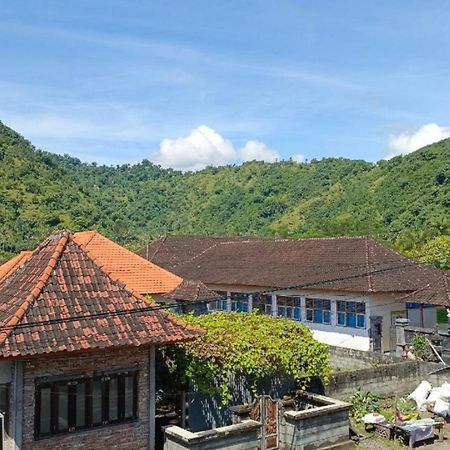 Local Hostel Amed Bagian luar foto