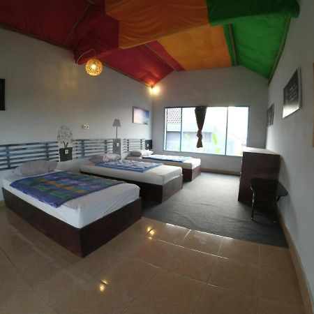Local Hostel Amed Bagian luar foto