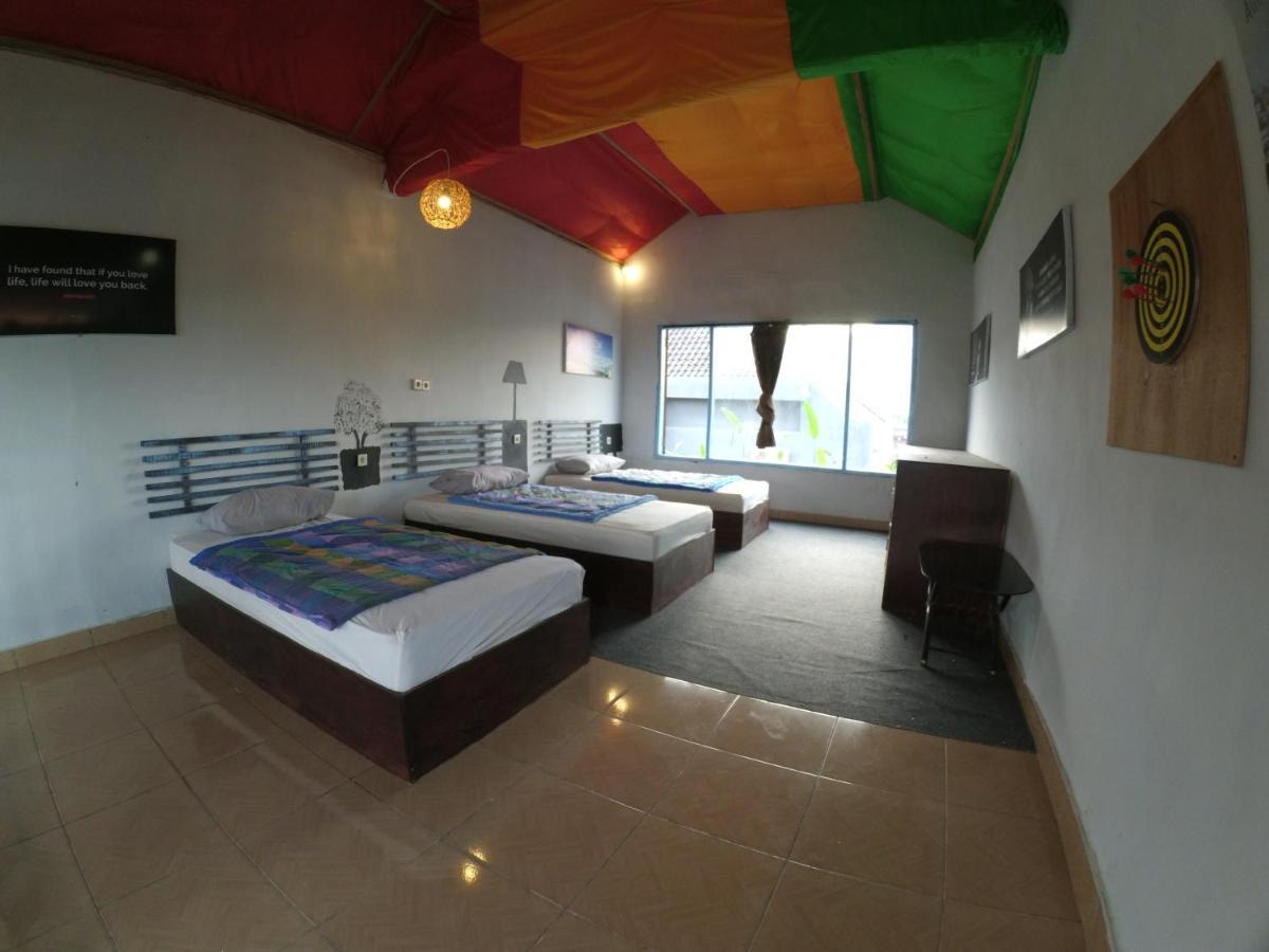 Local Hostel Amed Bagian luar foto
