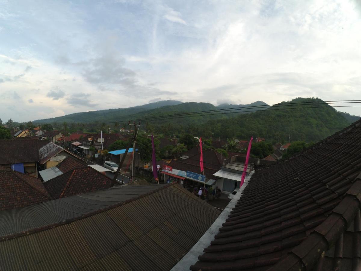 Local Hostel Amed Bagian luar foto