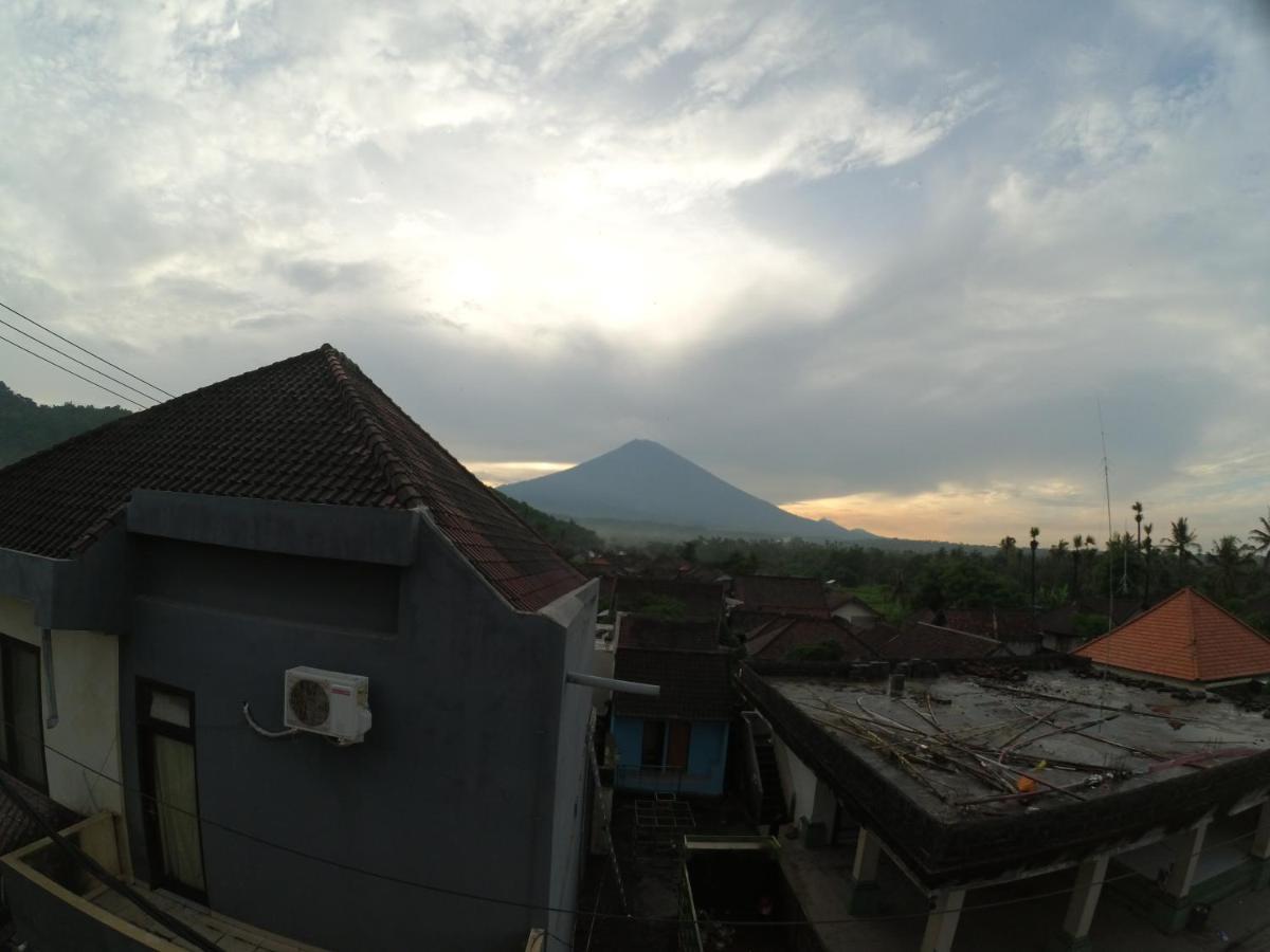 Local Hostel Amed Bagian luar foto
