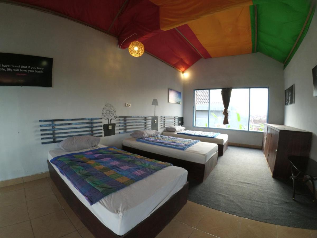 Local Hostel Amed Bagian luar foto